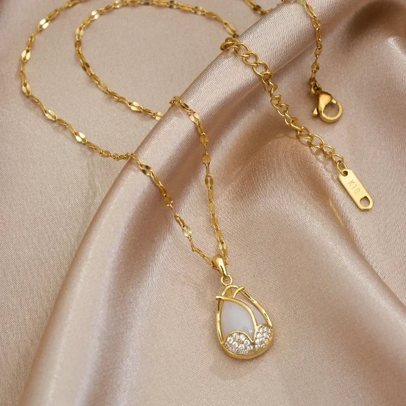 Colar elegante de tulipas cor de ouro com pendente de cristal rosa