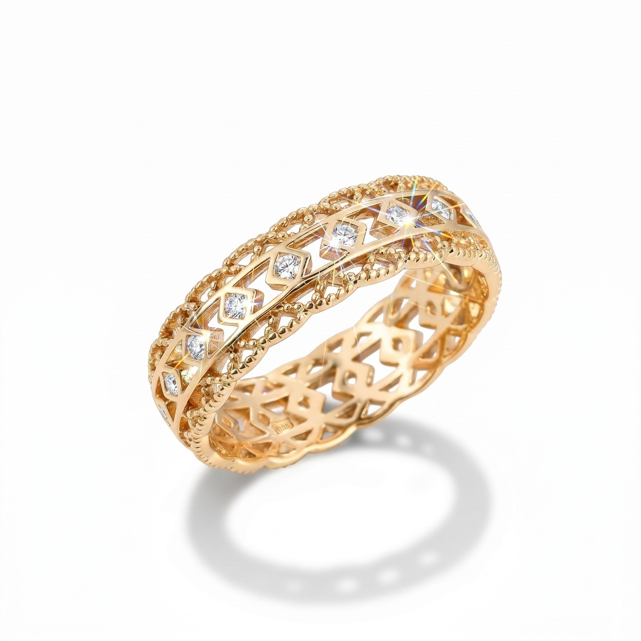 Anel Arrabida Atelier dourado com padrão vazado vintage e detalhes polidos em metal de alta qualidade.