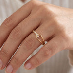 Anel geométrico dourado Arrabida Atelier com pequenos cristais brilhantes, elegante e feito à mão.