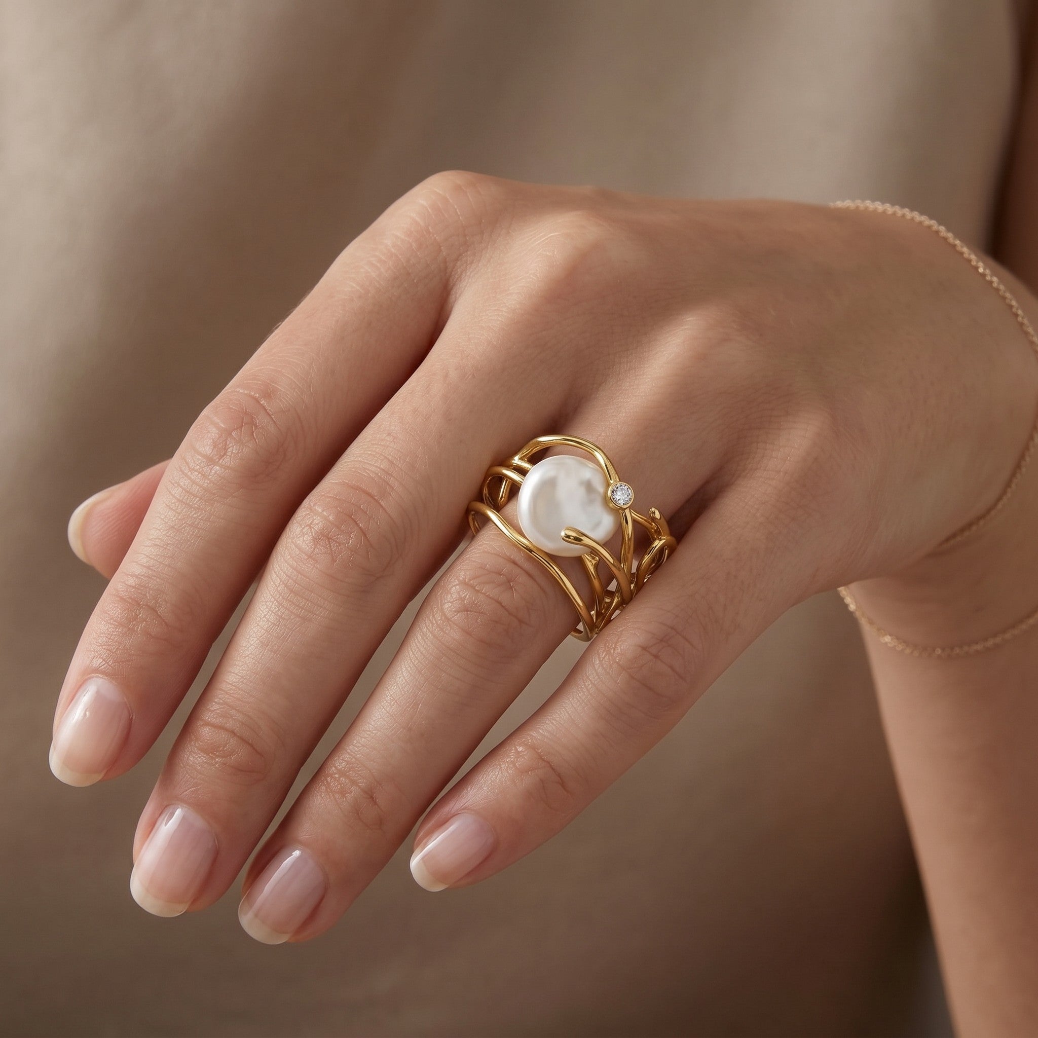 Anel Arrabida Atelier retro em cor de ouro com design orgânico, pérola central e detalhe de zircónia no dedo