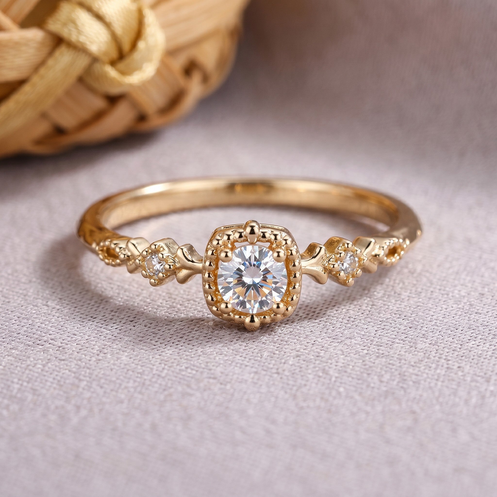 Anel vintage Arrabida Atelier em tom dourado com cristal central e detalhes delicados em metal trabalhado.